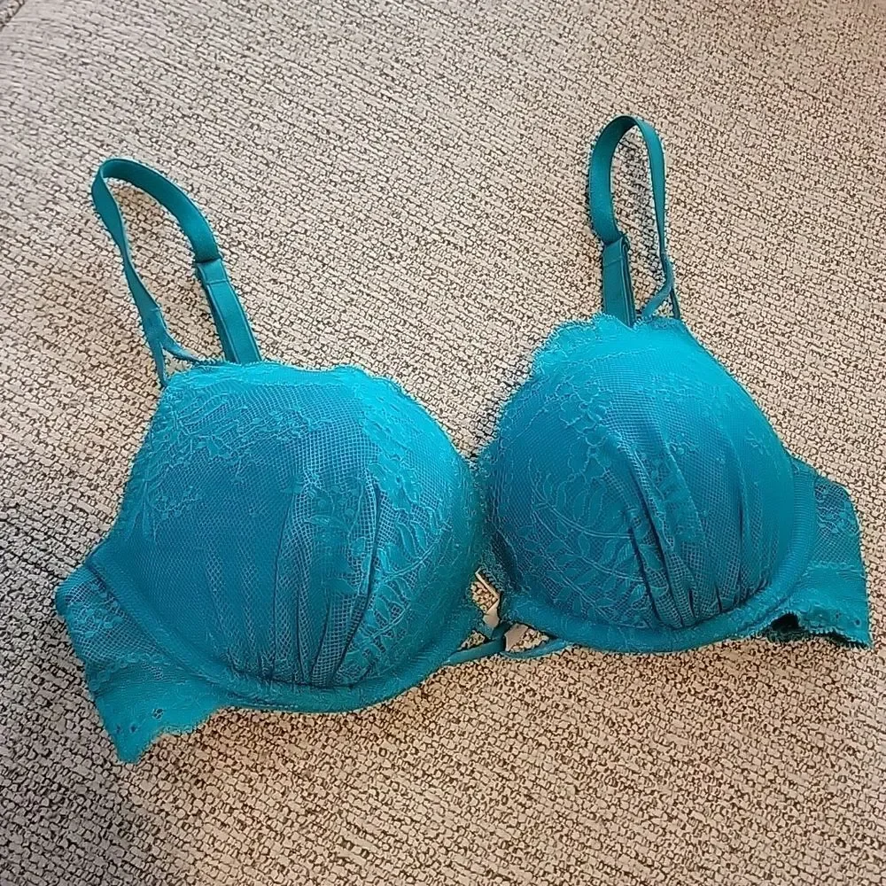 Victoria's Secret Miraculous Plunge Bra - Picture 2 of 9